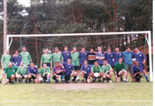 Fussballspiel BGS - SBL 2000. Teamfoto BGS + SBL Orleans 2000