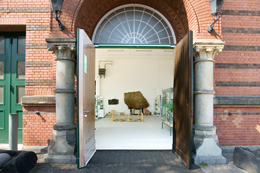 Eingang Sammlungsgebäude (Bild anzeigen)