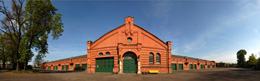 Panorama des Sammlungsgebäudes (ehemals Reithalle und Stallungen; 1945-1994 Standort der britischen Armee) (Bild anzeigen)