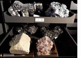 Großstufen aus verschiedenen Ländern, z.B. Pyrit aus Peru, Fluorit aus Marokko und dem Schwarzwald, Rhyolith aus Thüringen und Feldspat -Albit- aus Brasilien