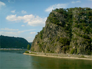 "... Die Luft ist kühl und es dunkelt, Und ruhig fließt der Rhein; Der Gipfel des Berges funkelt Im Abendsonnenschein. ..." Heinrich Heine, "Die Lore-Ley"